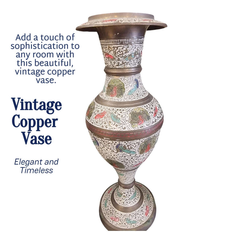 Élégant vase floral en laiton gravé vintage